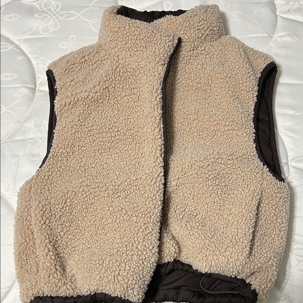 Reversible Gilly Hicks Vest!